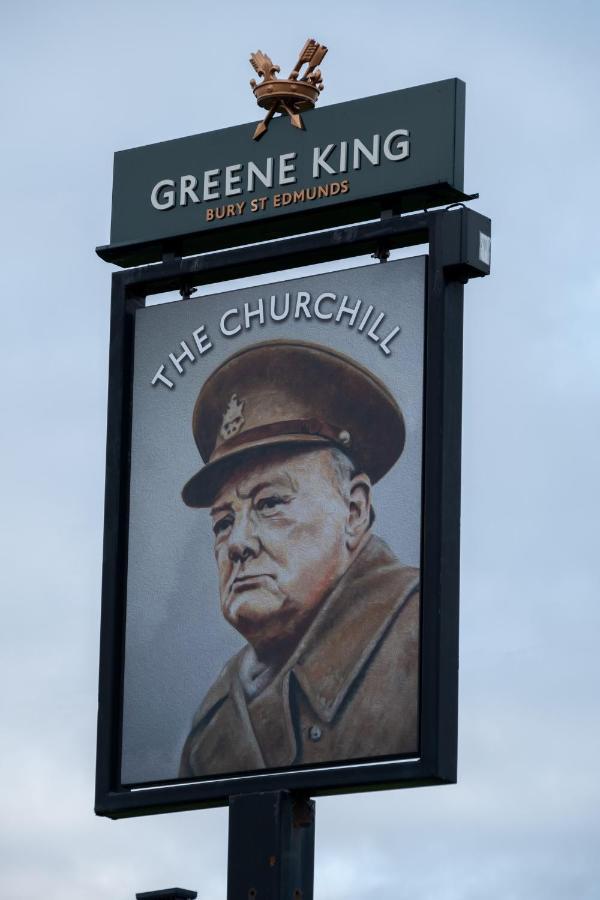 The Churchill By Greene King Inns Роял-Вуттон-Бассетт Екстер'єр фото