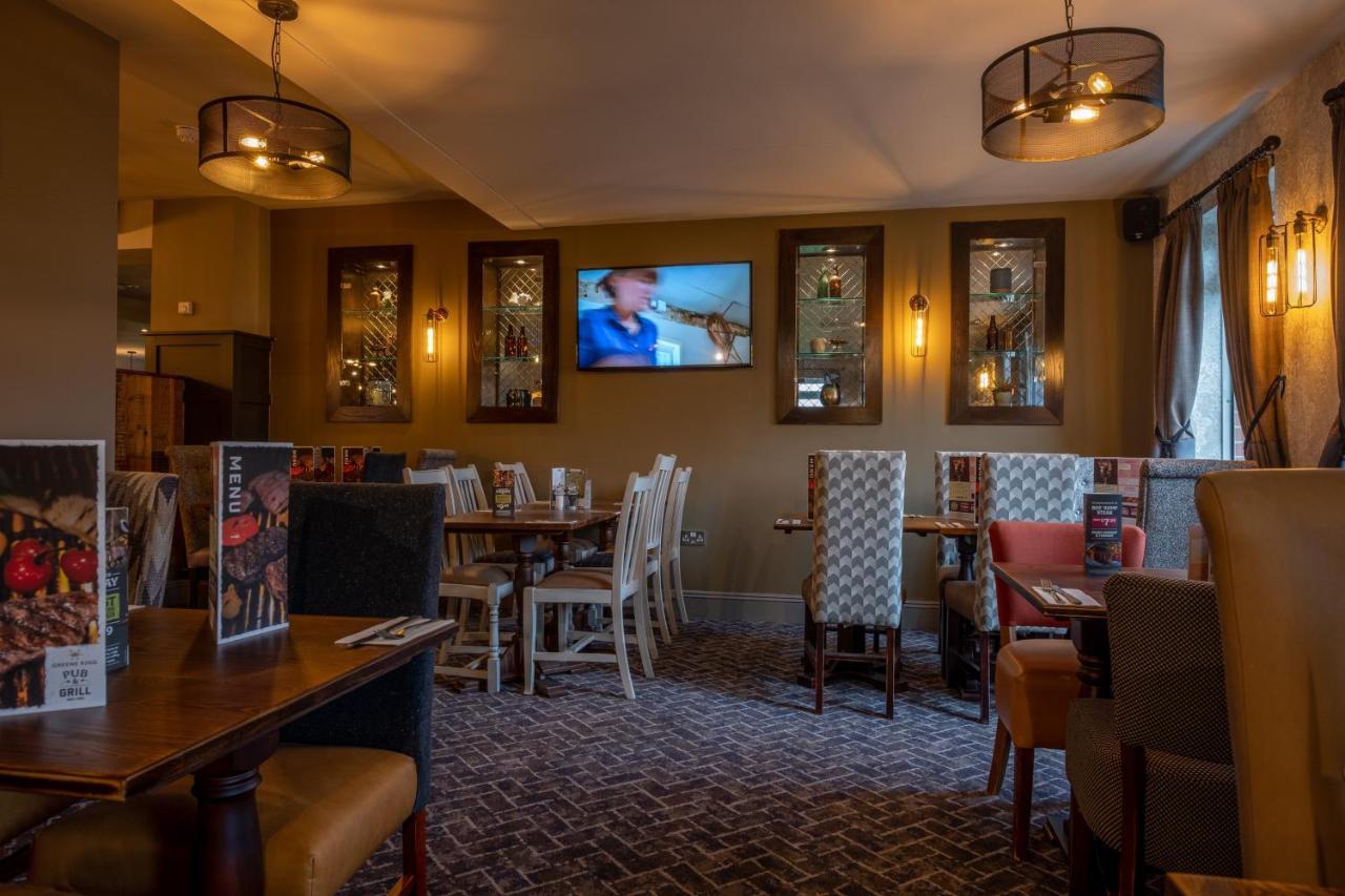 The Churchill By Greene King Inns Роял-Вуттон-Бассетт Екстер'єр фото