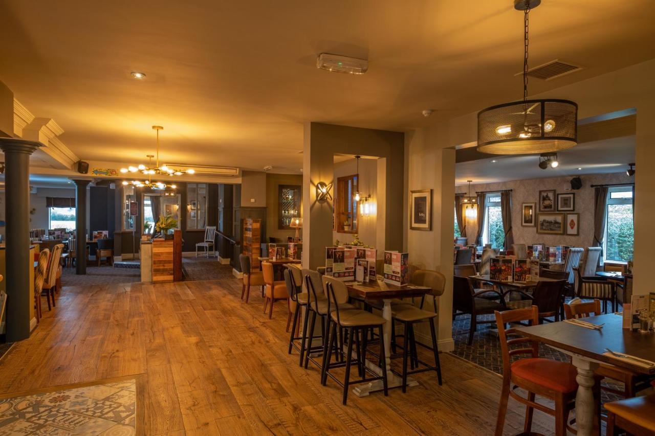 The Churchill By Greene King Inns Роял-Вуттон-Бассетт Екстер'єр фото