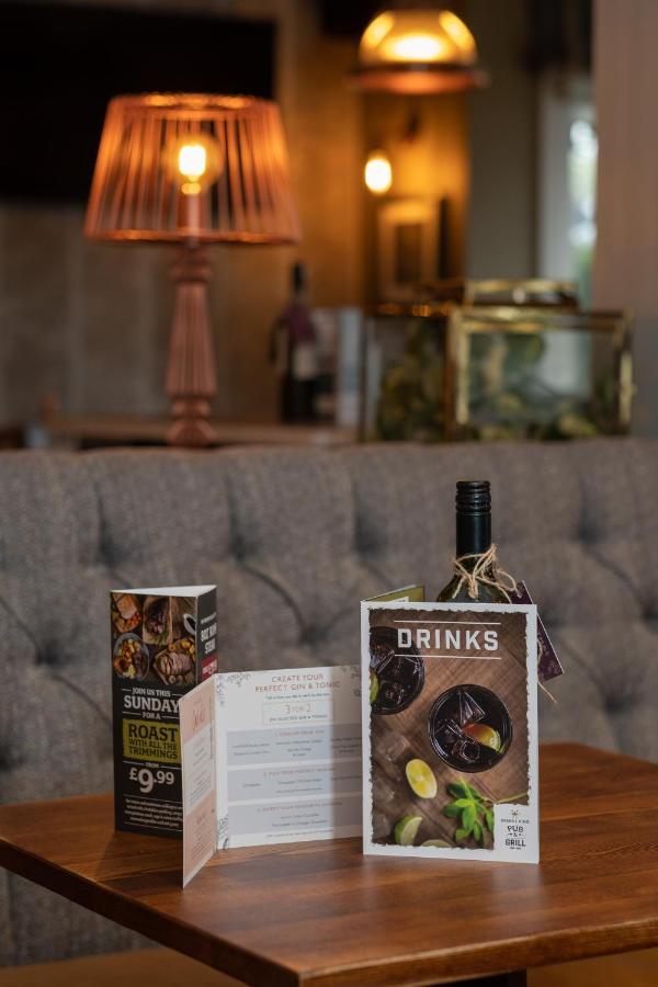 The Churchill By Greene King Inns Роял-Вуттон-Бассетт Екстер'єр фото