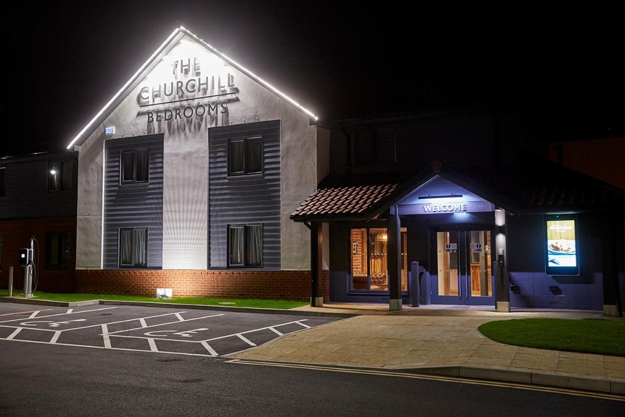 The Churchill By Greene King Inns Роял-Вуттон-Бассетт Екстер'єр фото